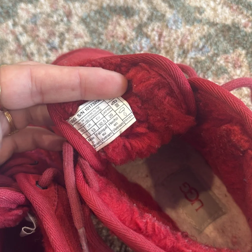 UGG vibrate red